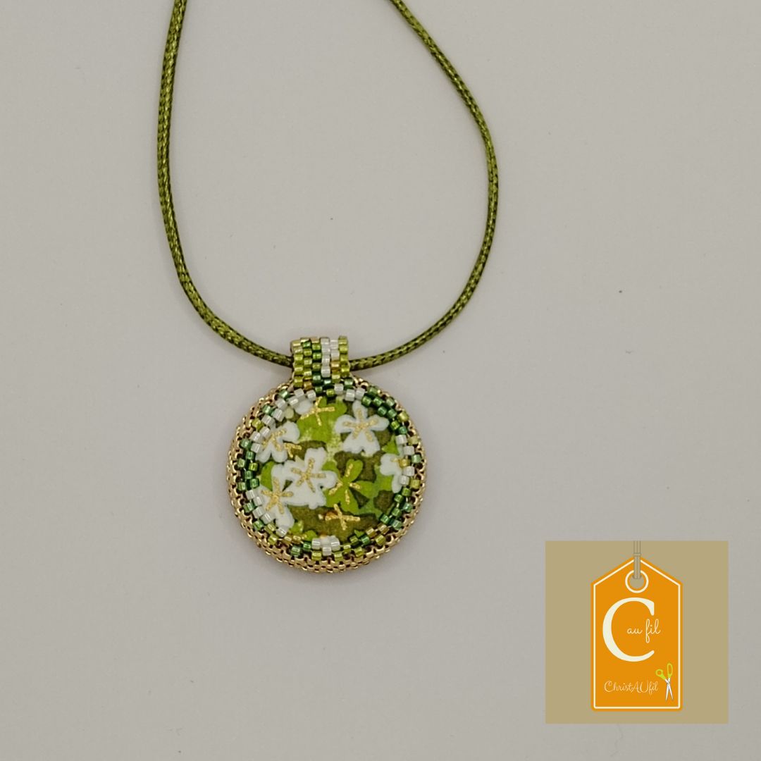 Pendentif bouton métallique avec bouquet de fleurs – Image 2