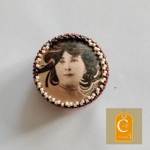 Broche aimantée portrait femme 1930 cheveux au vent