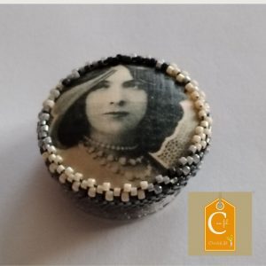 Broche aimantée portrait femme 1930 noir et blanc