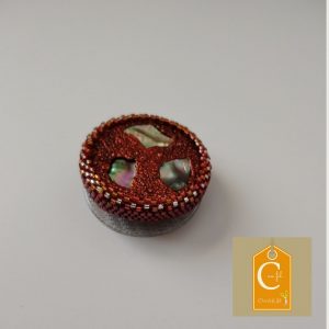 Broche aimantée terra cotta avec incrustations de nacre