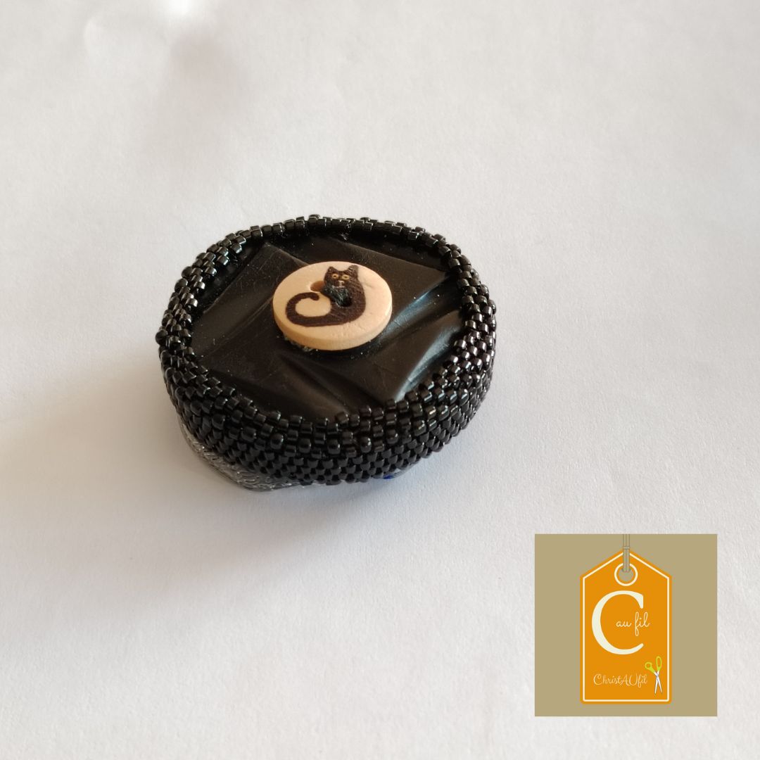 Broche aimantée bouton noir avec chat – Image 2