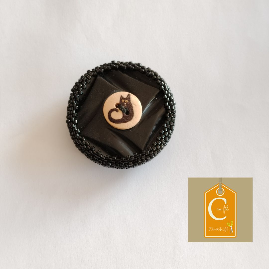 Broche aimantée bouton noir avec chat
