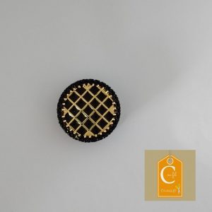 Broche aimantée bouton noir quadrillage doré