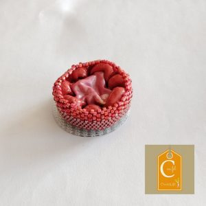 Broche aimantée bouton rouge aspect froissé