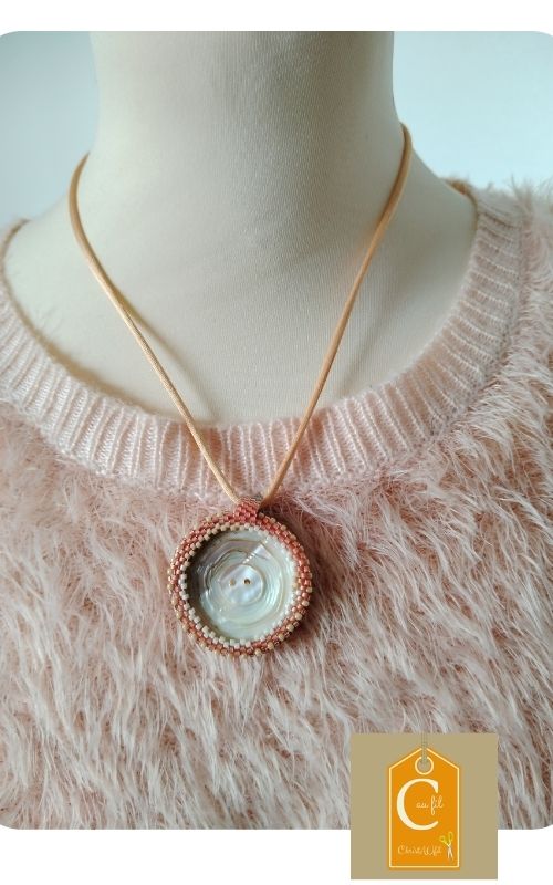 Pendentif nacre blanche perles rosées