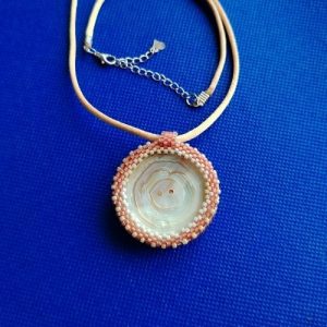 Médaillon nacre bouton brodé de perles rosées