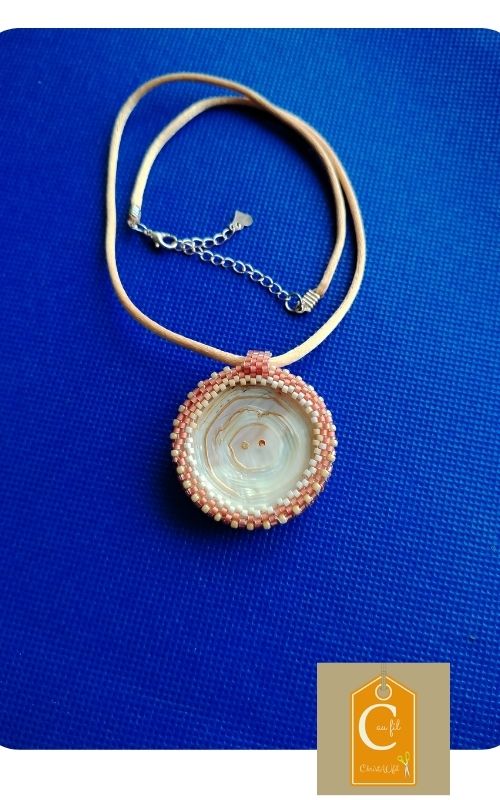 Médaillon nacre bouton brodé de perles rosées