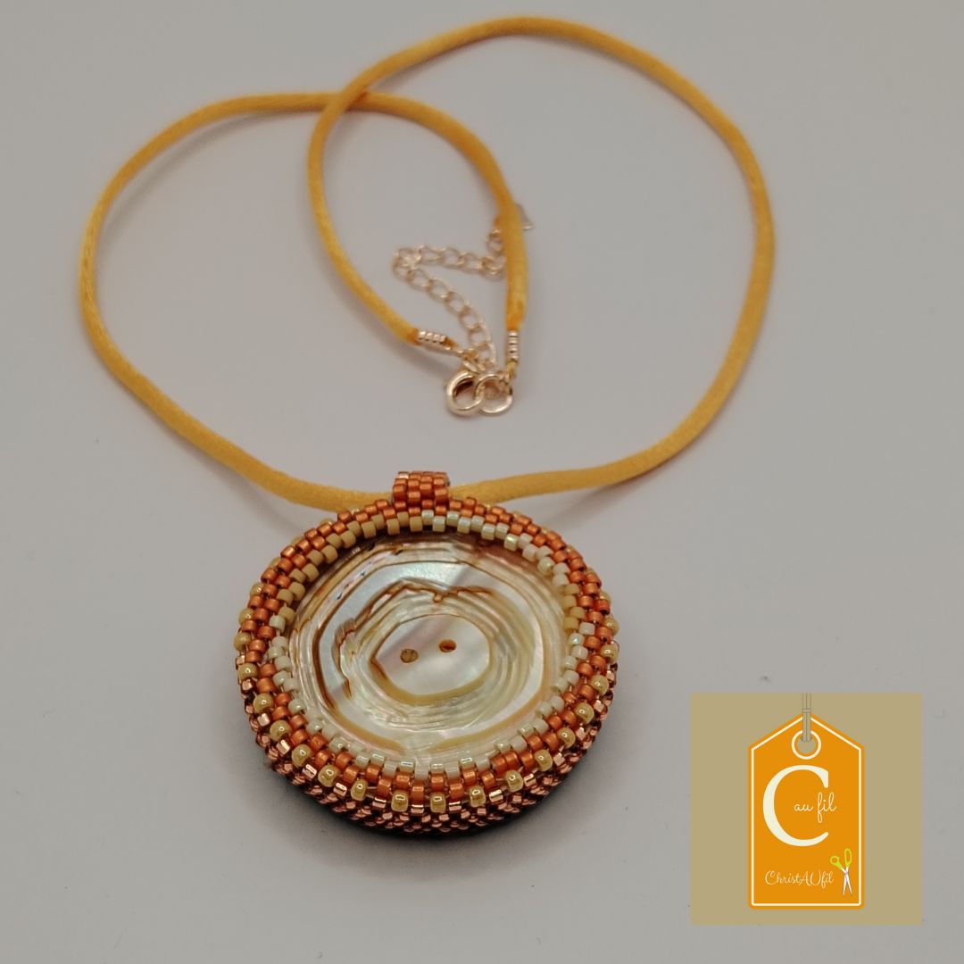 Pendentif bouton nacre blanche serti rose corail