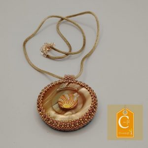 Pendentif bouton nacré avec coquillage