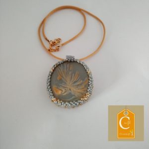 Pendentif bouton ovale gris avec éclaboussures jaunes