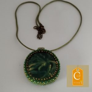 Pendentif bouton ovale vert irisé
