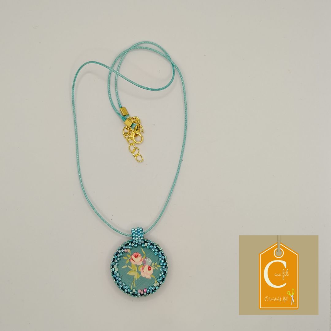 Pendentif bouton nacre et pourtour bleu (vendu) – Image 3