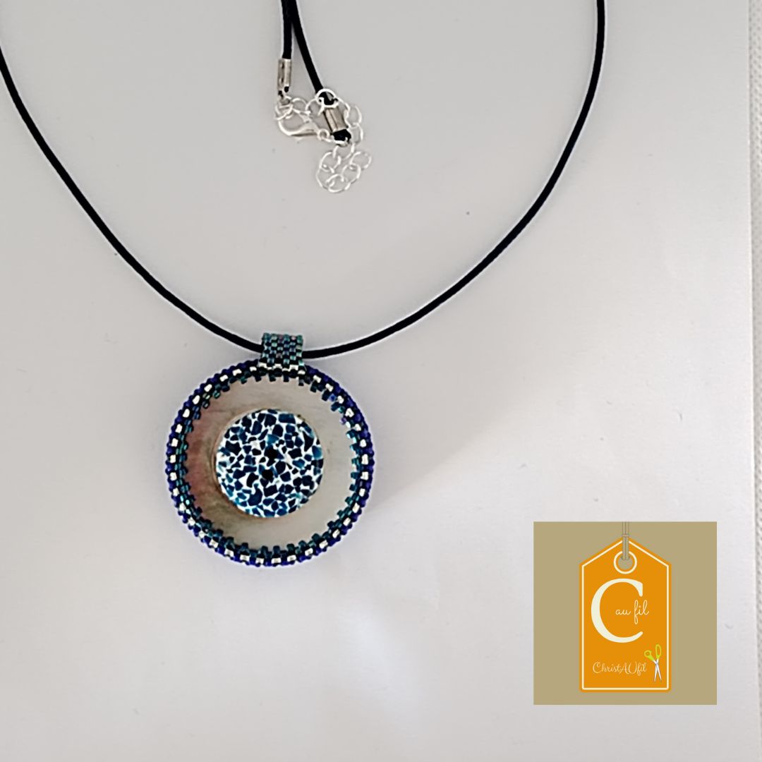 Pendentif bouton nacre et pourtour bleu (vendu) – Image 2