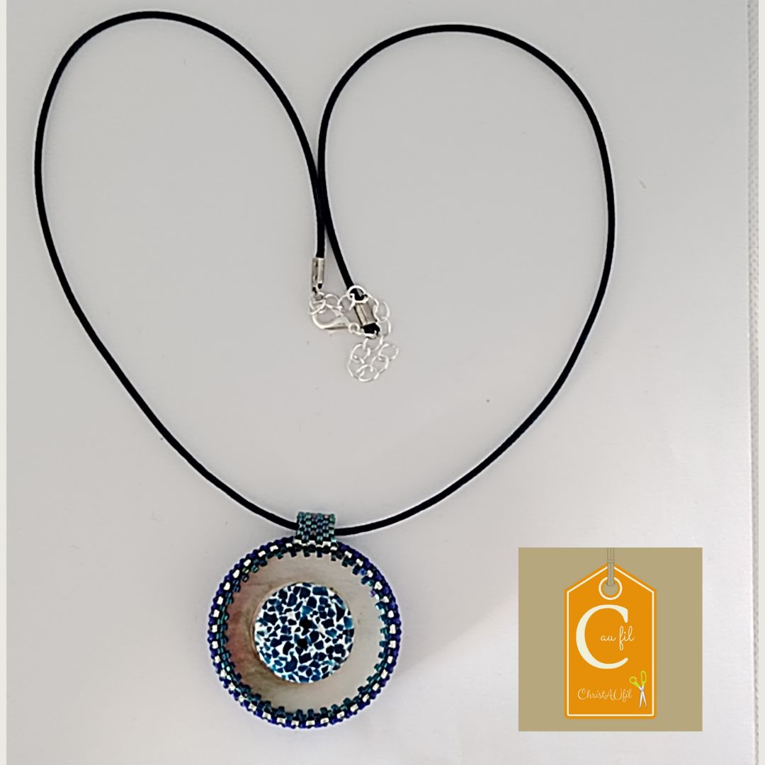 Pendentif bouton nacre et pourtour bleu (vendu)