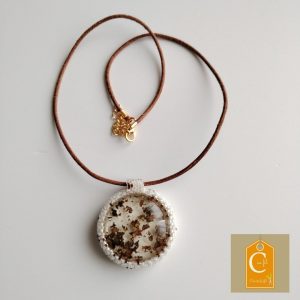 Pendentif bouton blanc incrusté de feuillage