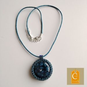 Pendentif bouton bleu avec 2 trous