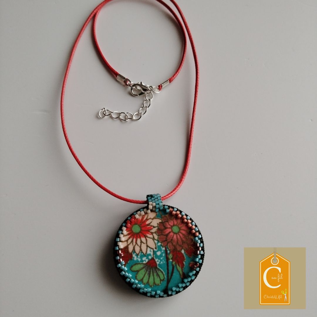 Pendentif bouton irisé vert avec une fleur rouge au centre – Image 2