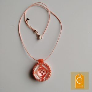 Pendentif bouton orange et blanc avec 4 trous