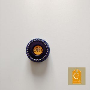Broche aimantée bouton bleu mauve avec bouton petit vélo jaune