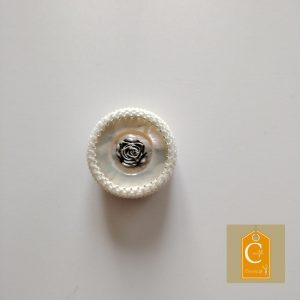 Broche aimantée bouton nacre blanche avec rose métallique