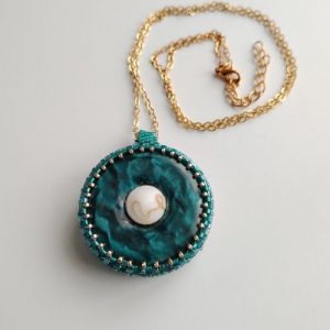 bouton couture bleu teal brodé de perles