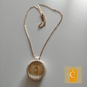 Pendentif bouton blanc avec une incrustation dorée
