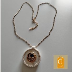 Pendentif bouton blanc nacré centre bleu art deco