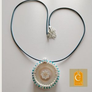 Pendentif bouton nacre blanche avec intérieur bouton étoilé nacre