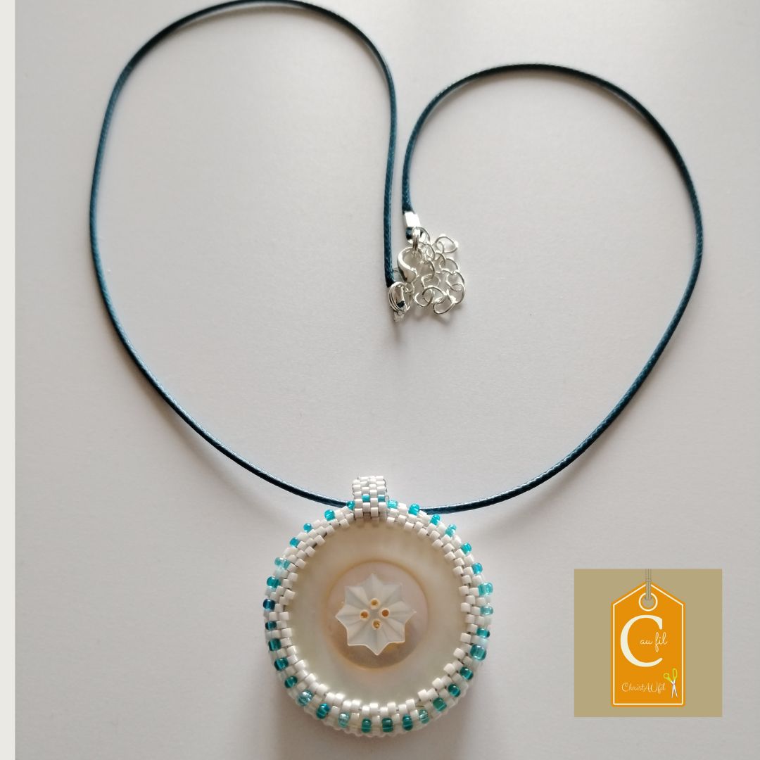 Pendentif bouton nacre blanche avec intérieur bouton étoilé nacre