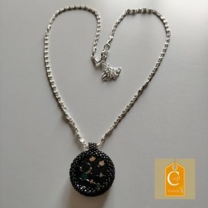Pendentif bouton noir avec pastilles métalliques