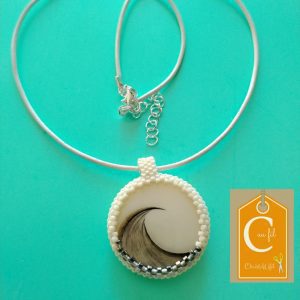 Pendentif bouton blanc vague grise
