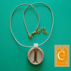 Pendentif bouton blanc motif doré