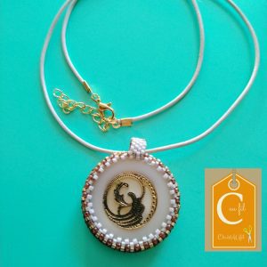 Pendentif bouton blanc motif art deco