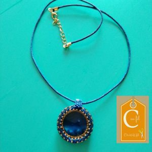 Pendentif bouton bleu irisé