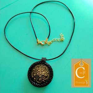 Pendentif bouton noir et or
