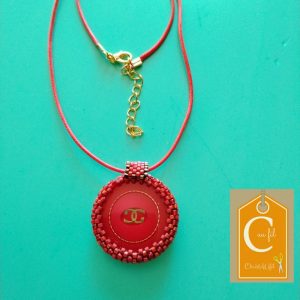 Pendentif bouton rouge double C