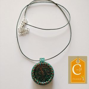 Pendentif bouton vert avec hippocampe