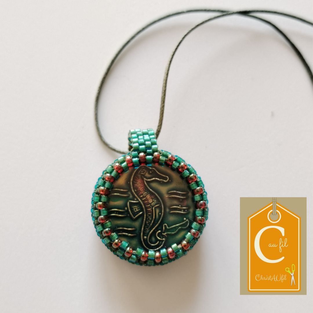 Pendentif bouton vert avec hippocampe – Image 2