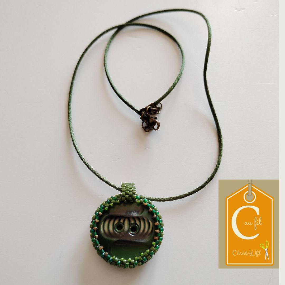 Pendentif bouton vert ancien