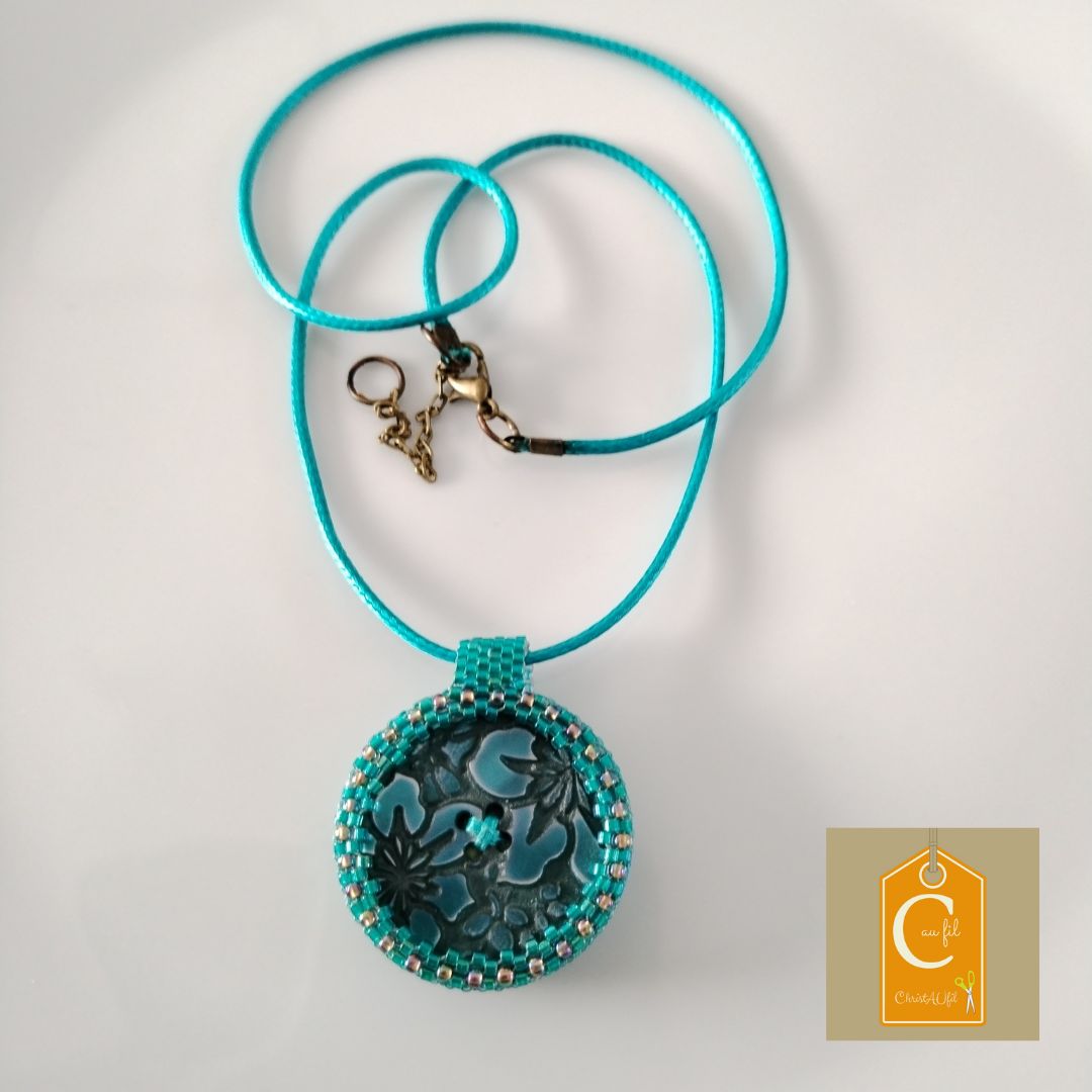 Pendentif bouton bleu turquoise 4 trous