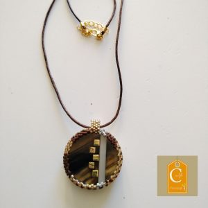 Pendentif bouton brun beige avec inclusions carrées dorées