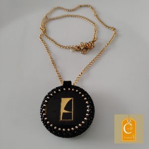Pendentif bouton noir intérieur doré