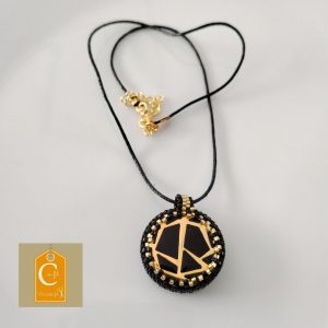 Pendentif bouton noir graphique doré