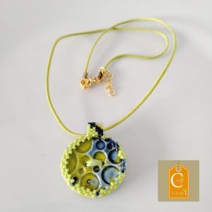 Pendentif bouton vert anis en céramique