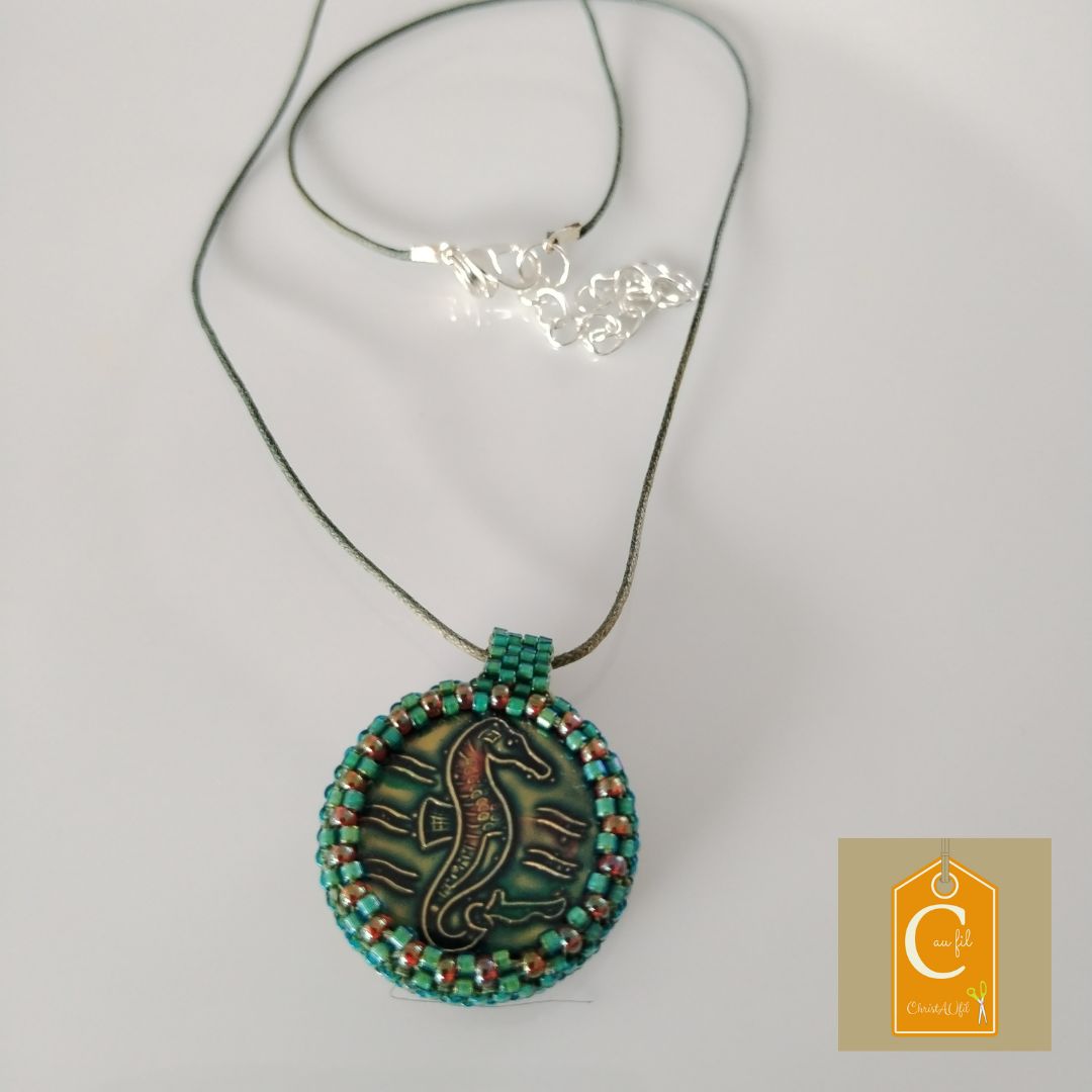 Pendentif bouton vert hippocampe