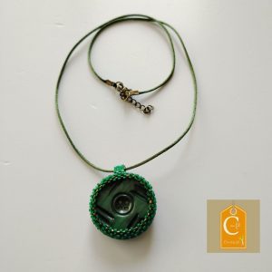 Pendentif bouton vert 4 trous