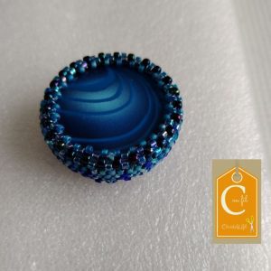 Broche aimantée bleue