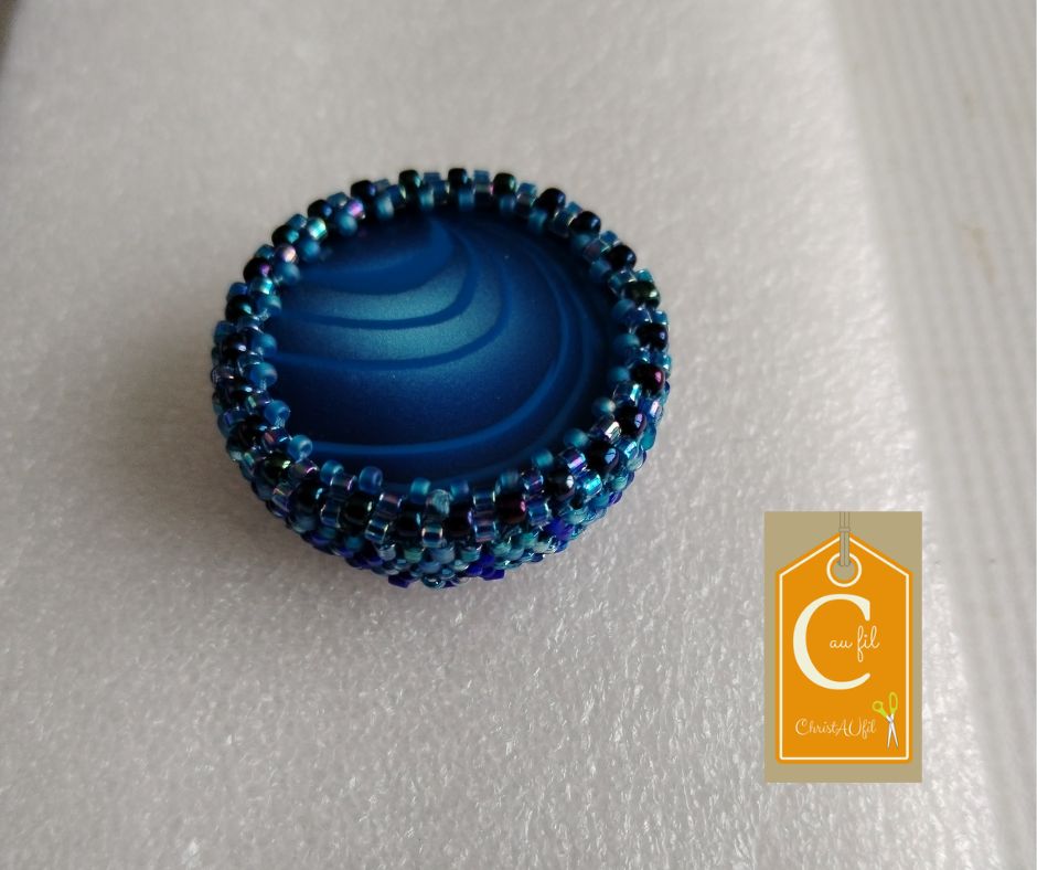 Broche aimantée bleue