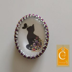 Broche aimantée le chat noir et le papillon