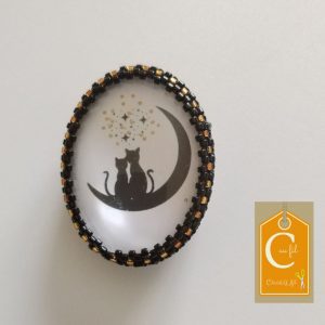 Broche aimantée 2 chats noirs amoureux sous une pluie d'étoiles